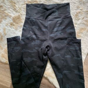 SOLD DONT BUY alphalete camo leggings